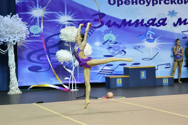 Orenburg, Russia - 25 novembre 2017 anno: le ragazze gareggiano nella ginnastica ritmica — Foto Stock