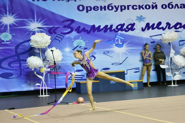オレンブルク, ロシア連邦 - 2017 年 11 月 25 日年: 女の子が新体操に出場 — ストック写真