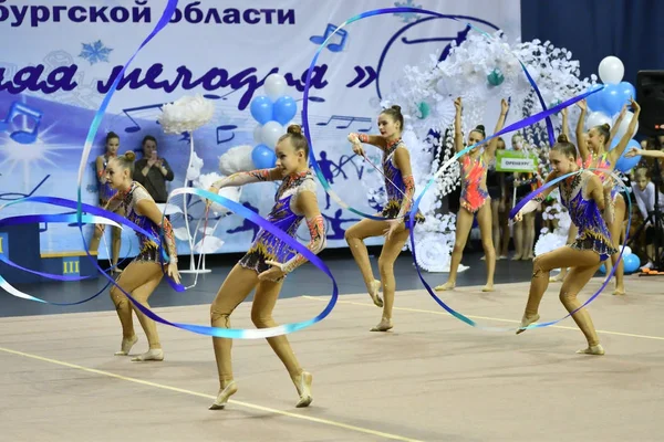 Orenburg, Russia - 25 novembre 2017 anno: le ragazze gareggiano nella ginnastica ritmica — Foto Stock