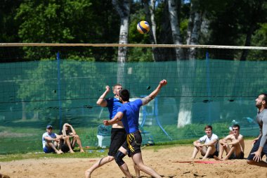 Orenburg, Rusya, 9-10 Haziran 2017 yıl: plaj voleybolu oynarken çocuklar