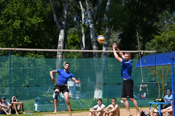 Orenburg, Rússia, 9-10 Junho de 2017 ano: Meninos jogando vôlei de praia — Fotografia de Stock