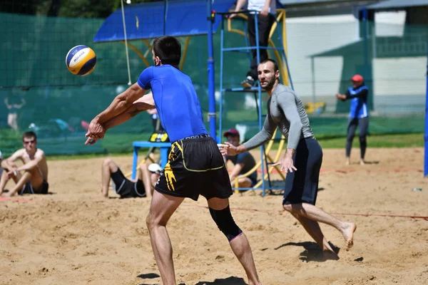 Orenburg, Russie, 9-10 juin 2017 année : Des garçons jouent au beach-volley — Photo