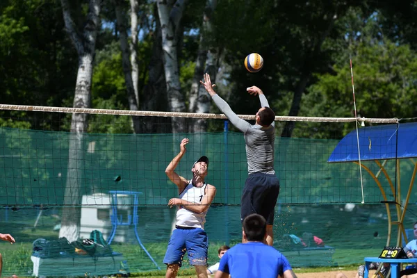 Orenburg, Rússia, 9-10 Junho de 2017 ano: Meninos jogando vôlei de praia — Fotografia de Stock