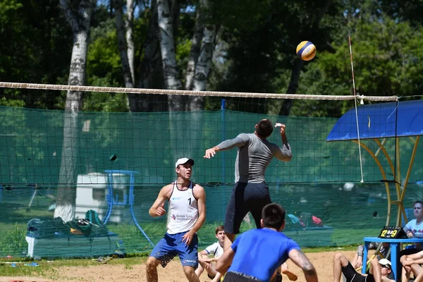 Orenburg, Rusya, 9-10 Haziran 2017 yıl: plaj voleybolu oynarken çocuklar — Stok fotoğraf