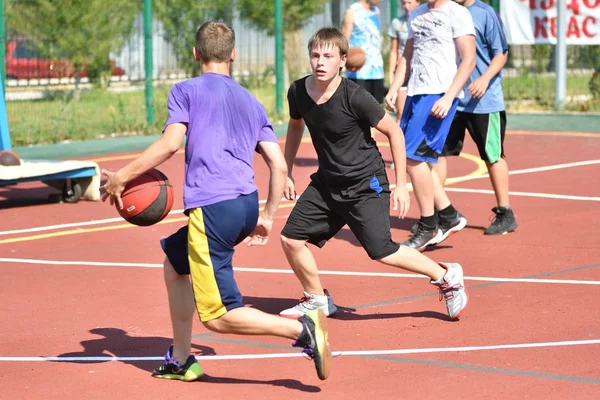 Orenburg, Rusia - 30 de julio de 2017 año: los hombres juegan Street Basketball —  Fotos de Stock