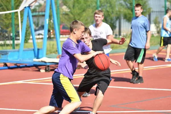 Orenburg, Rússia - Julho 30, 2017 ano: os homens jogam basquete de rua — Fotografia de Stock