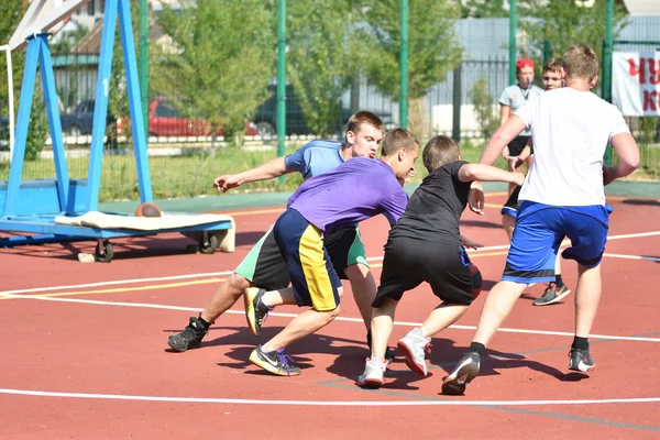 Orenburg, Rusland - 30 juli 2017 jaar: mannen spelen basketbal van de straat — Stockfoto