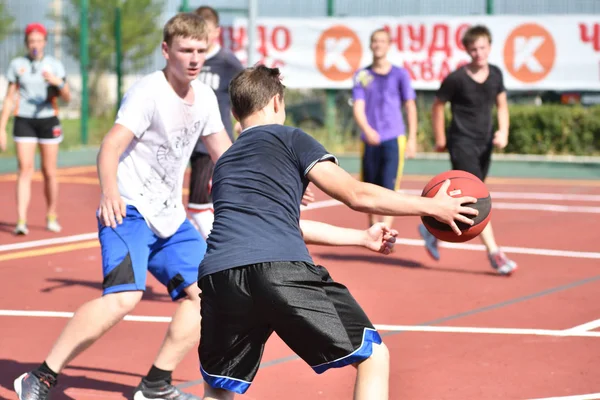 Orenburg, Rússia - Julho 30, 2017 ano: os homens jogam basquete de rua — Fotografia de Stock