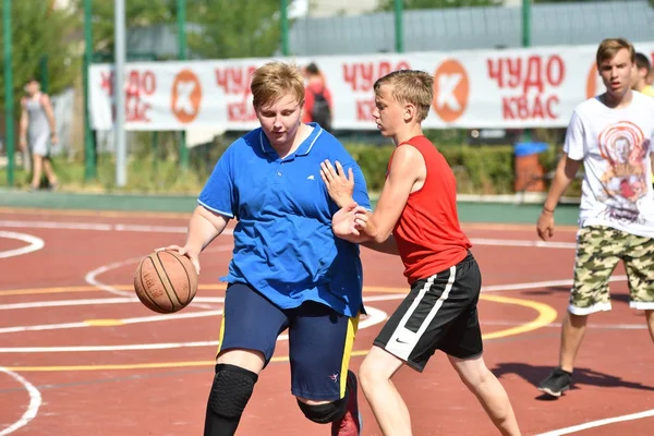 Orenburg, Rosja - 30 lipca 2017 roku: mężczyzn grać w koszykówkę Street — Zdjęcie stockowe