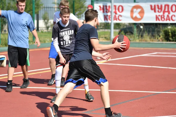 Orenburg, Russie - juillet 30, 2017 année : les hommes jouent au basketball de rue — Photo