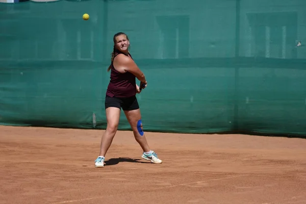 Orenburg, Rusia - 15 de agosto de 2017 año: niña jugando al tenis — Foto de Stock