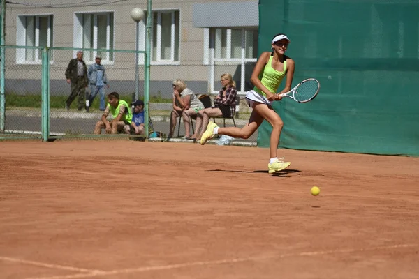 Orenburg, Rusya Federasyonu - 15 Ağustos 2017 yıl: Tenis oynayan kız — Stok fotoğraf