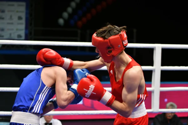 Orenburg, Rússia-7 de maio de 2017 ano: Meninos boxeadores competem — Fotografia de Stock