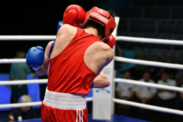 Orenburg, Rusia-May 7, 2017 año: Chicos boxeadores compiten —  Fotos de Stock