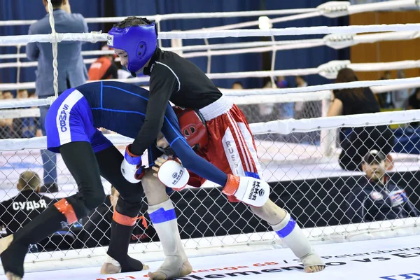 Orenburg, Rússia - 18 de fevereiro de 2017 ano: Os lutadores competem em artes marciais mistas — Fotografia de Stock