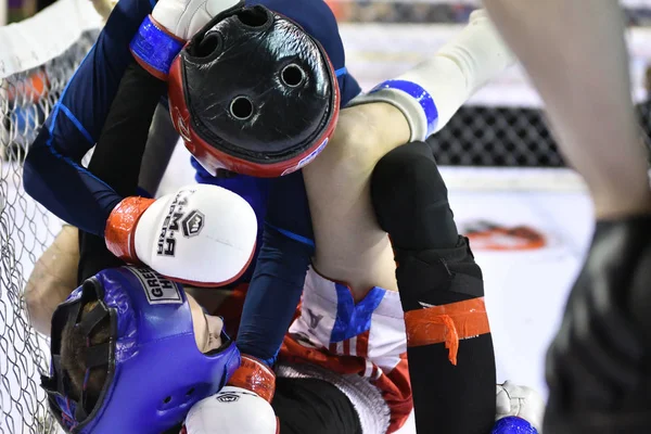 Orenburg, Rússia - 18 de fevereiro de 2017 ano: Os lutadores competem em artes marciais mistas — Fotografia de Stock