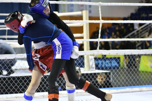 Оренбург, Росія - 18 лютого 2017 року: бійці конкурувати в змішаних бойових мистецтвах — стокове фото