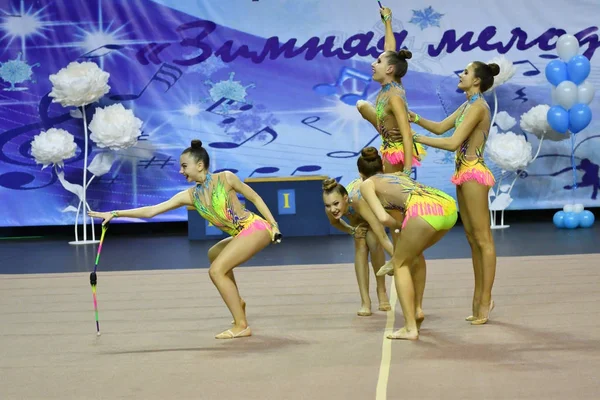 Orenburg, Rusko - 25 listopadu 2017 rok: dívky soutěžit v rytmické gymnastice provádět cvičení se sportovními kluby — Stock fotografie