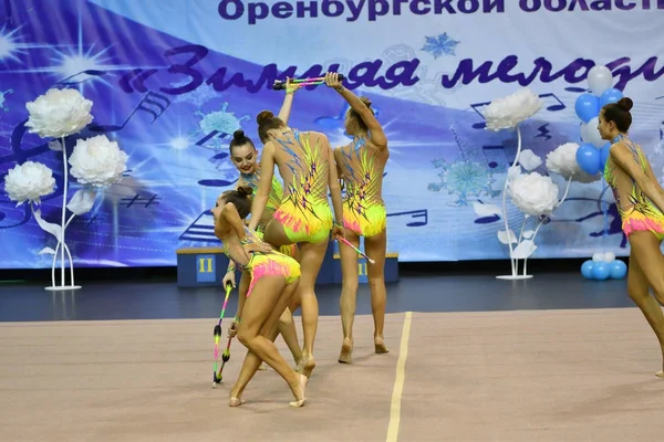 Orenburg, Rusia - 25 de noviembre de 2017 año: las niñas compiten en gimnasia rítmica realizan ejercicios con clubes deportivos — Foto de Stock