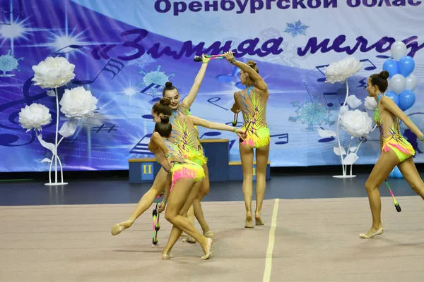 Orenburg, russland - 25. November 2017 Jahr: Mädchen messen sich in rhythmischer Gymnastik führen Übungen mit Sportvereinen — Stockfoto