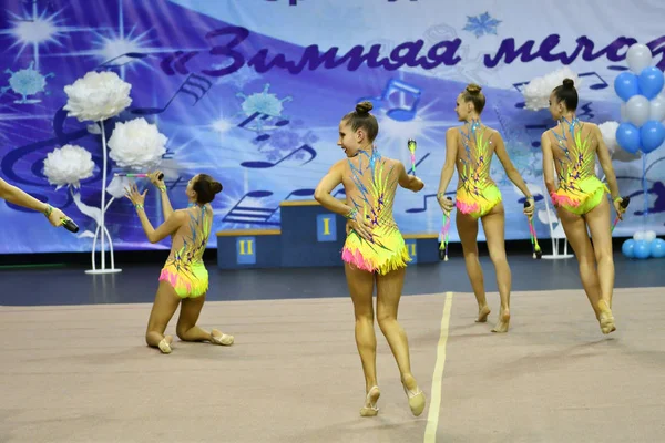 Orenburg, russland - 25. November 2017 Jahr: Mädchen messen sich in rhythmischer Gymnastik führen Übungen mit Sportvereinen — Stockfoto