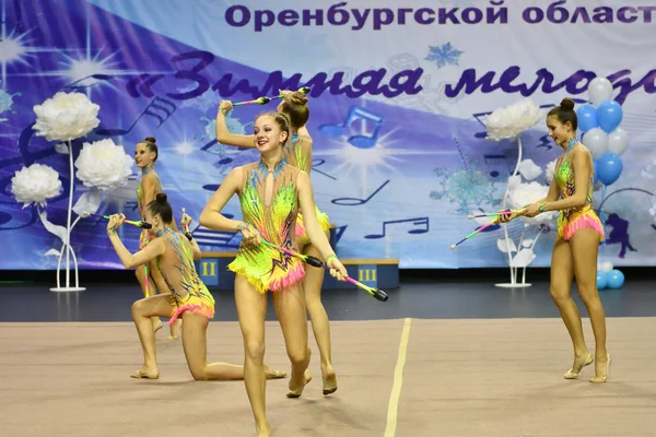 Orenburg, Rusia - 25 de noviembre de 2017 año: las niñas compiten en gimnasia rítmica realizan ejercicios con clubes deportivos —  Fotos de Stock