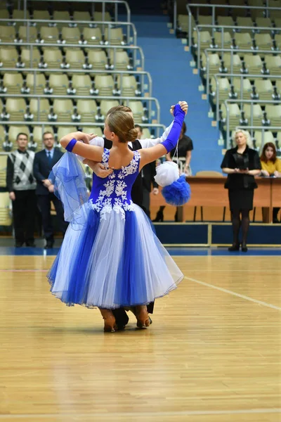 Orenburg, Rússia - 12 de novembro de 2016: Menina e menino dançando . — Fotografia de Stock