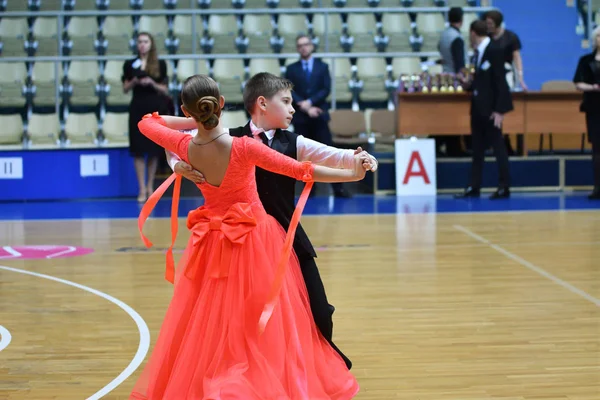 Orenburg, Russie - 12 novembre 2016 : Danse entre filles et garçons . — Photo