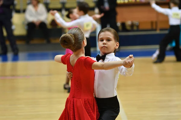 Orenburg, Rusland - 12 November 2016: meisje en jongen dansen. — Stockfoto