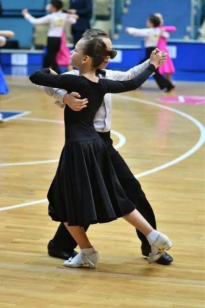Orenburg, Rusko - 12. listopadu 2016: dívky a chlapce, tanec. — Stock fotografie