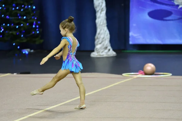 Orenburg, Rusko - 25 listopadu 2017 rok: dívky soutěžit v rytmické gymnastice — Stock fotografie