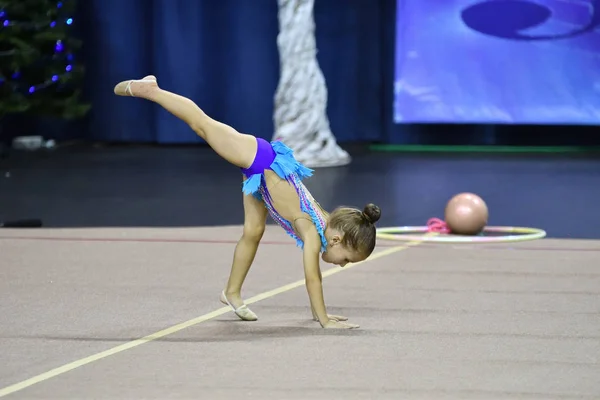 Orenburg, Rusko - 25 listopadu 2017 rok: dívky soutěžit v rytmické gymnastice — Stock fotografie