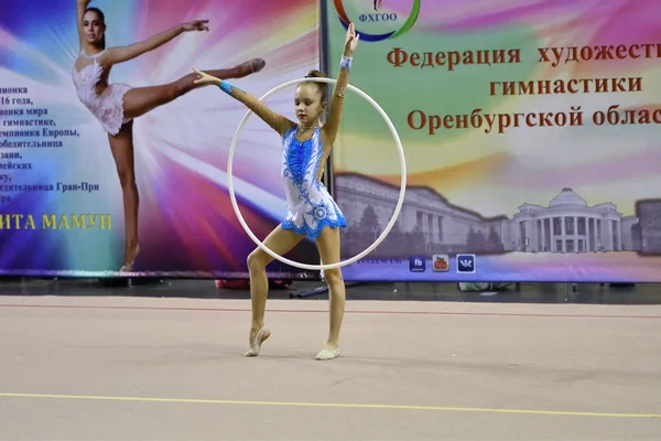 Orenburg, Rússia - 25 de novembro de 2017 ano: menina realiza exercícios com aro de ginástica em ginástica rítmica — Fotografia de Stock