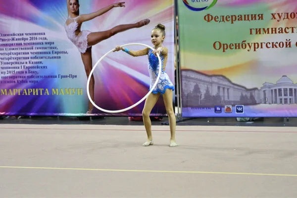 Orenburg, russland - 25. november 2017 jahr: mädchen turnt mit gymnastikreifen in rhythmischer gymnastik — Stockfoto