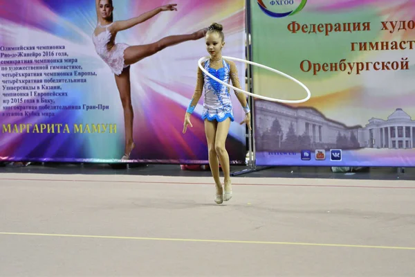 Orenburg, Rússia - 25 de novembro de 2017 ano: menina realiza exercícios com aro de ginástica em ginástica rítmica — Fotografia de Stock