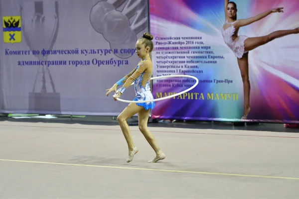 Orenburg, Rusya Federasyonu - 25 Kasım 2017 yıl: kız gerçekleştiren jimnastik hoop egzersiziyle ritmik jimnastik — Stok fotoğraf