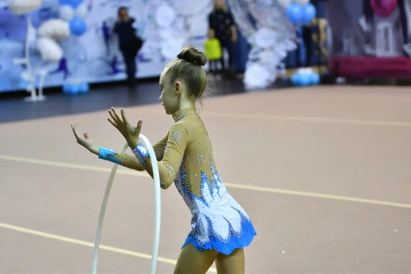 Orenburg, Ryssland - 25 November 2017 år: flicka utför övningar med gymnastiska hoop i rytmisk gymnastik — Stockfoto