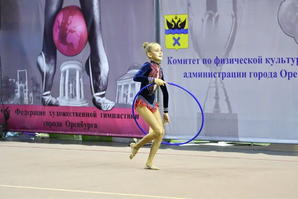 Orenburg, Russia - November 25, 2017 year: girl performs exercises with gymnastic hoop in rhythmic gymnastics — Stock Photo, Image