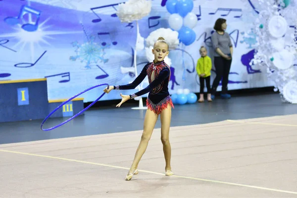 Orenburg, Rusya Federasyonu - 25 Kasım 2017 yıl: kız gerçekleştiren jimnastik hoop egzersiziyle ritmik jimnastik — Stok fotoğraf