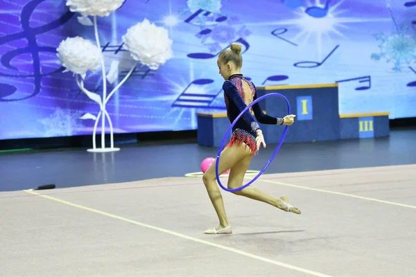 Όρεμπουργκ, Ρωσία - έτος 25 Νοεμβρίου 2017: κορίτσι αθλήτρια εκτελεί ασκήσεις με γυμναστικές στεφάνι στη ρυθμική γυμναστική — Φωτογραφία Αρχείου