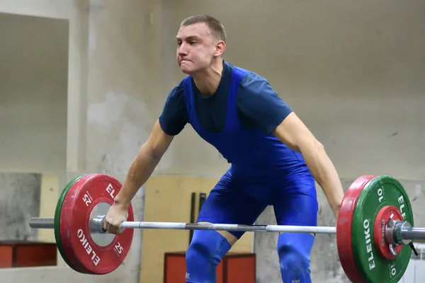 ��������, ������ - 15 - 17 Dezember 2017 Jahr: Men compete in weightlifting — Stok Foto