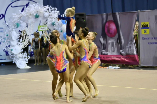 Orenburg, Rusia - 25 de noviembre de 2017 año: las niñas compiten en gimnasia rítmica —  Fotos de Stock