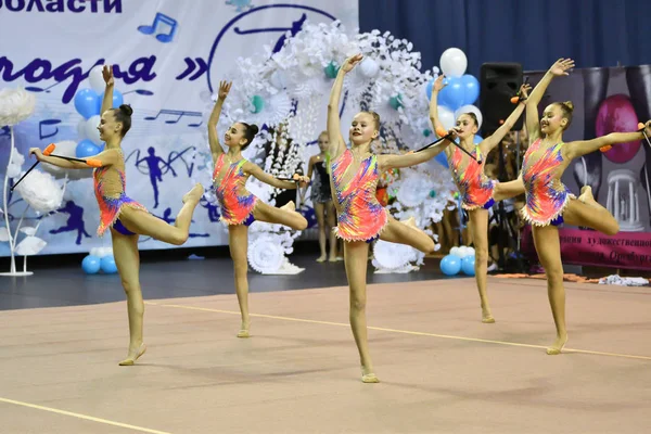 Orenburg, Russia - 25 novembre 2017 anno: le ragazze gareggiano nella ginnastica ritmica — Foto Stock