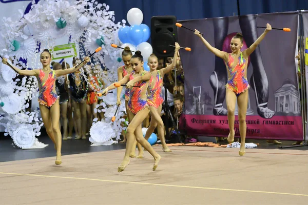 Orenburg, Rússia - 25 de novembro de 2017 ano: meninas competem na ginástica rítmica — Fotografia de Stock