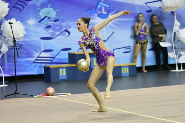 Orenburg, Rusia - 25 de noviembre de 2017 año: las niñas compiten en gimnasia rítmica — Foto de Stock