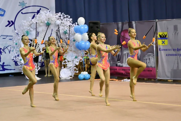 Orenburg, Rússia - 25 de novembro de 2017 ano: meninas competem na ginástica rítmica — Fotografia de Stock