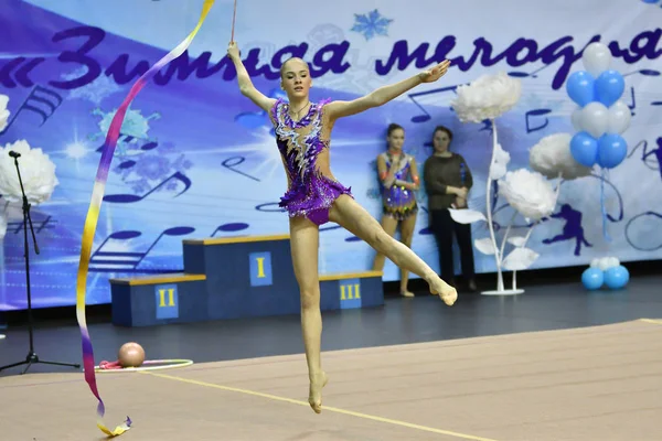 奥伦堡, 俄罗斯-2017年11月25日年: 女子竞技体操 — 图库照片