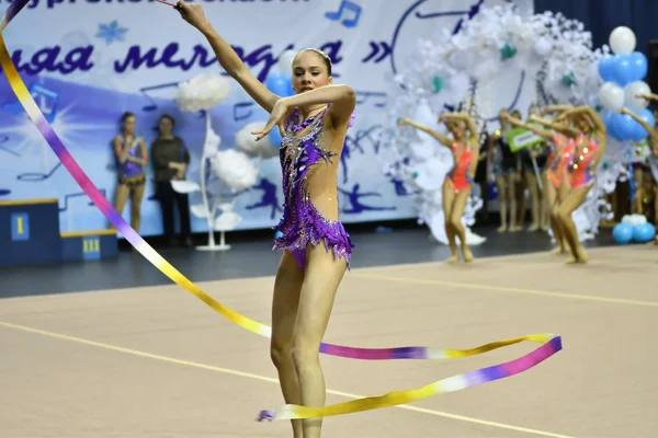 Orenburg, Rusko - 25 listopadu 2017 rok: dívky soutěžit v rytmické gymnastice — Stock fotografie