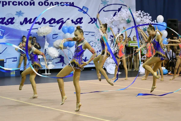 Orenburg, Rusia - 25 de noviembre de 2017 año: las niñas compiten en gimnasia rítmica —  Fotos de Stock