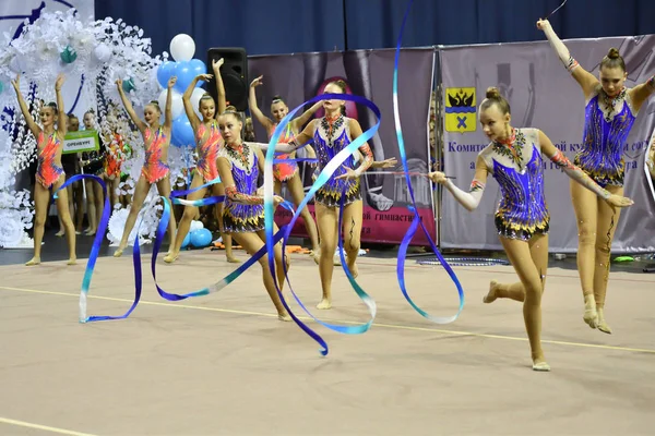 Orenburg, russland - 25. november 2017 jahr: mädchen wetteifern im rhythmischen turnen — Stockfoto